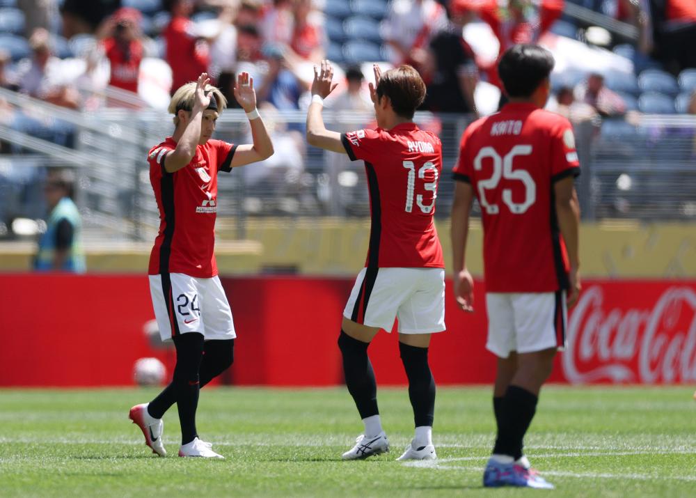 皇马因战术分歧和防守问题表现不稳定，哈维·阿隆索与球员矛盾缓和但压力仍大，需加速抢分以夺冠。