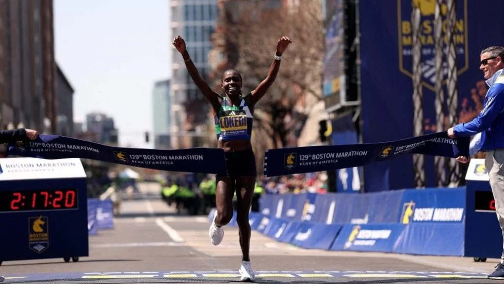 王飞获双料推广人奖，推动中国拳击发展，助力职业拳击繁荣。